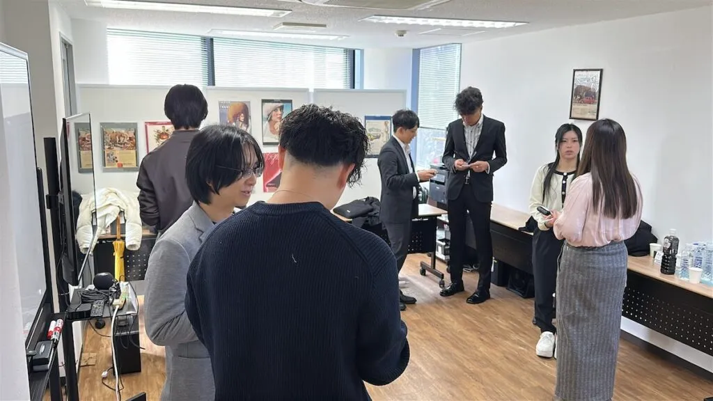 NOBORIBA SES交流会の様子 2 — 立席スタイルで名刺交換・歓談する参加者
