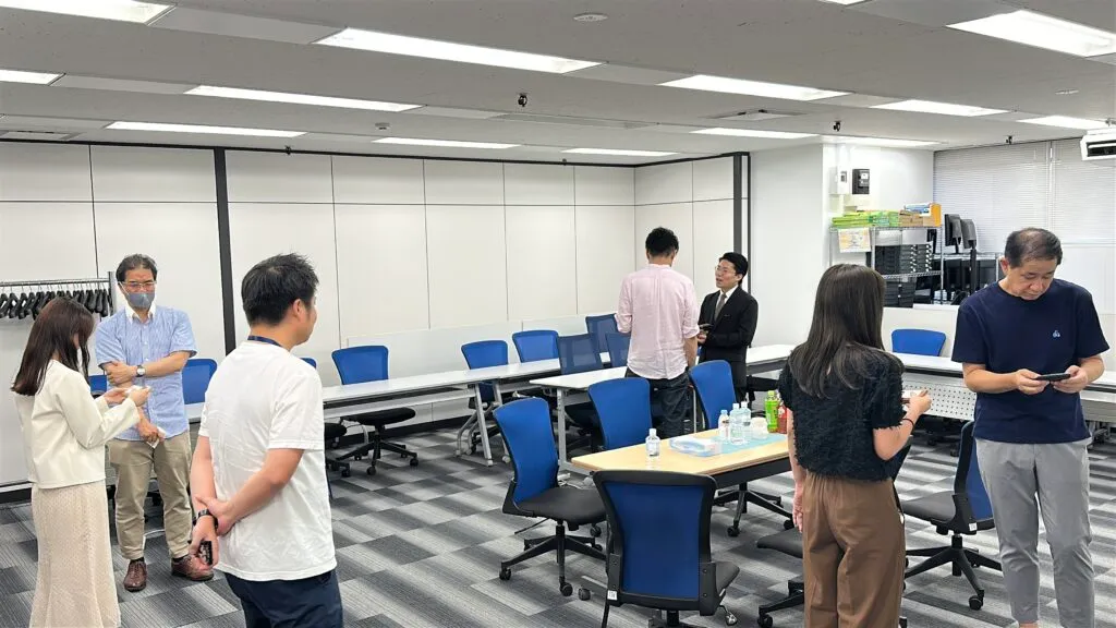 NOBORIBA SES交流会の様子 4 — 立席スタイルで名刺交換・歓談する参加者