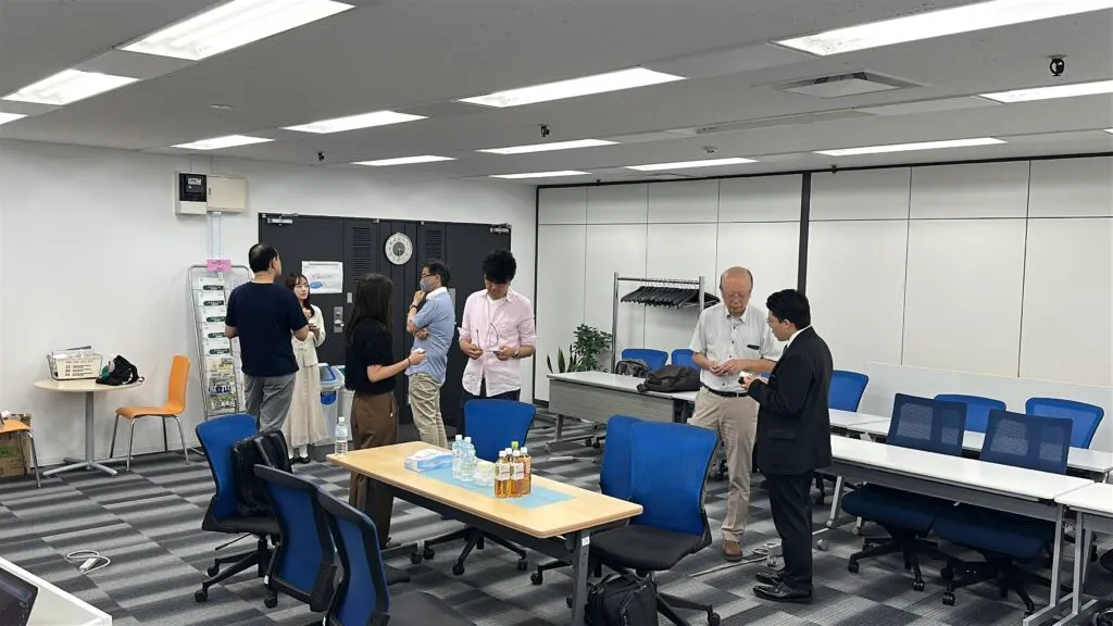 NOBORIBA SES交流会の様子 5 — 立席スタイルで名刺交換・歓談する参加者