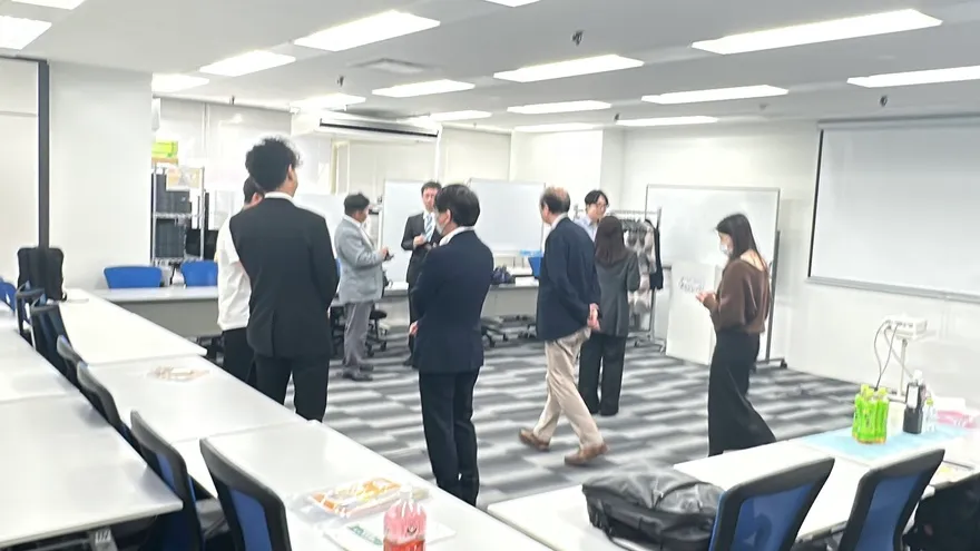 NOBORIBA SES交流会の様子 7 — 立席スタイルで名刺交換・歓談する参加者