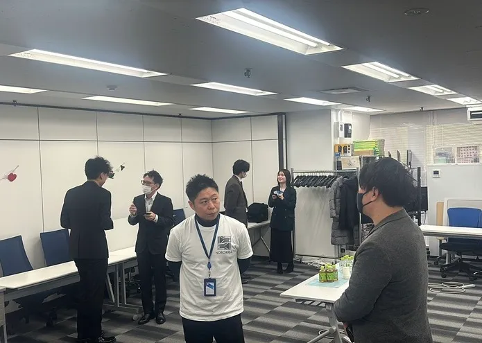 NOBORIBA SES交流会の様子 8 — 立席スタイルで名刺交換・歓談する参加者